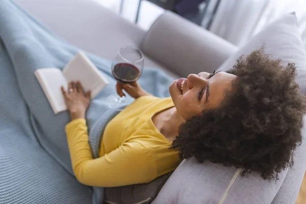 Jeune Femme Détendue Assise Sur Canapé Avec Livre Verre Vin — Photo