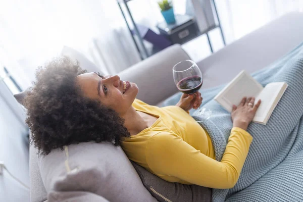 Mujer Joven Relajada Sentada Sofá Con Libro Copa Vino Tinto — Foto de Stock