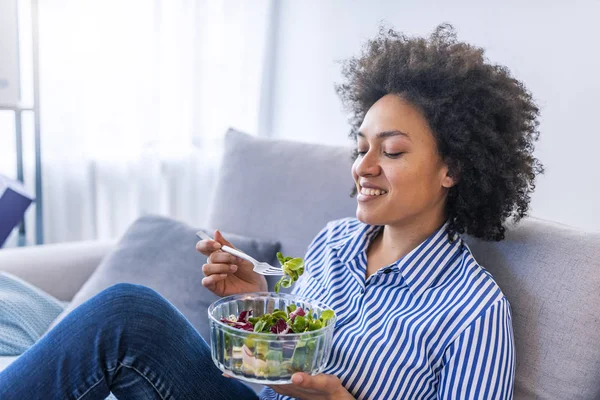 Linda Mulher Afro Americana Comendo Salada Sofá Sala Estar — Fotografia de Stock