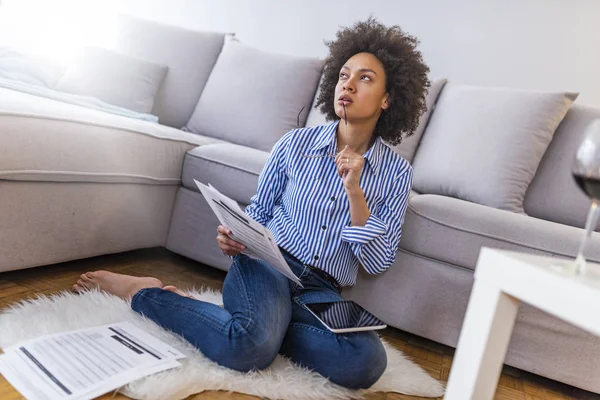 Jonge Vrouw Zittend Vloer Thuis Lezen Van Documenten — Stockfoto