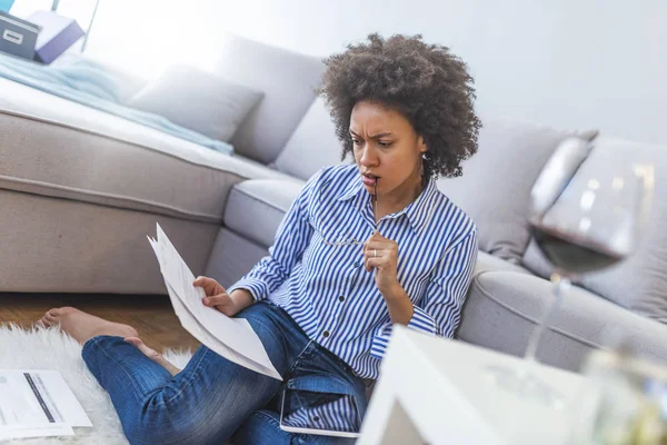 若い女性の家の床に座っていると 文書を読む — ストック写真
