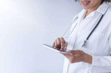 Genç kadın doktor beyaz arka plan dijital tablet kullanma