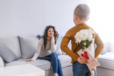 Sevimli küçük çocuk anne Oda arkada arkasında mevcut gizleme