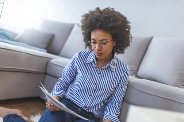 Jonge Vrouw Zittend Vloer Thuis Lezen Van Documenten — Stockfoto