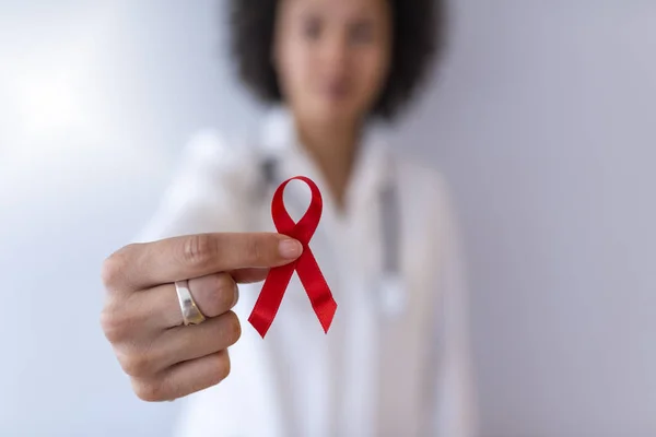 Médica Feminina Segurando Fita Conscientização Câncer Vermelho — Fotografia de Stock