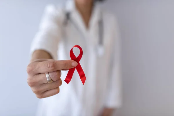 Médica Feminina Segurando Fita Conscientização Câncer Vermelho — Fotografia de Stock