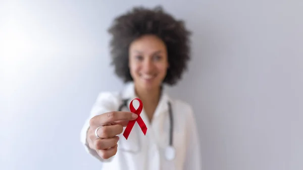 Médica Feminina Segurando Fita Conscientização Câncer Vermelho — Fotografia de Stock