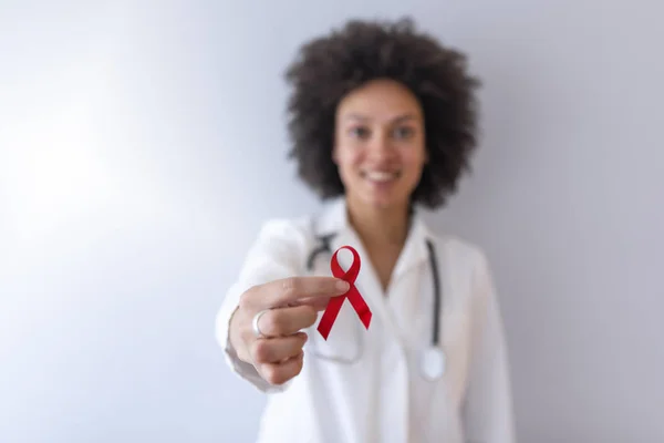 Médica Feminina Segurando Fita Conscientização Câncer Vermelho — Fotografia de Stock