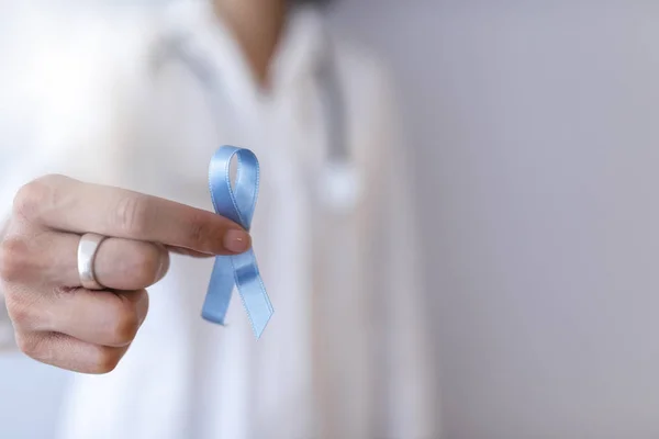 Médica Feminina Segurando Fita Consciência Câncer Azul — Fotografia de Stock