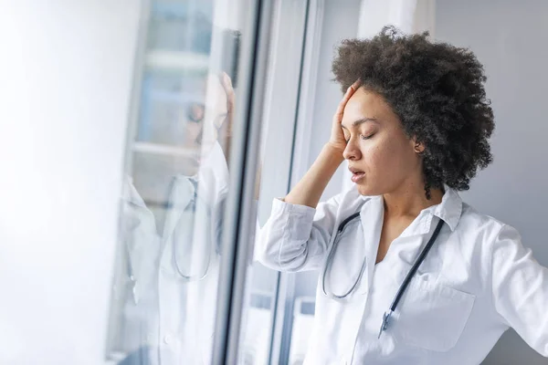 Κουρασμένος Τόνισε Γυναίκα Γιατρό Στέκεται Κοντά Παράθυρο — Φωτογραφία Αρχείου