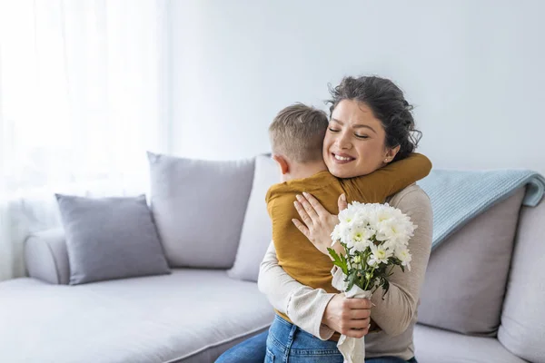 Moeder Zoontje Met Boeket Bloemen Knuffelen Bank — Stockfoto