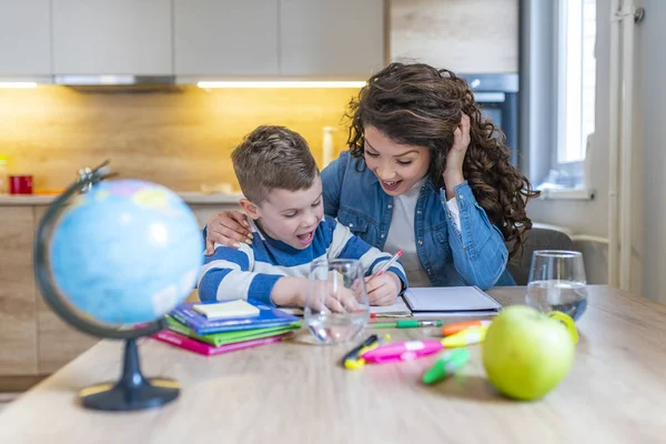 Beautiful Businesswoman Cute Little Son Drawing Smiling While Sitting Kitchen — Stock Photo, Image