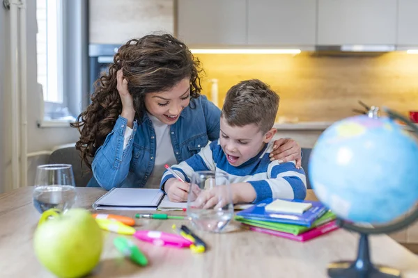 Beautiful Businesswoman Cute Little Son Drawing Smiling While Sitting Kitchen — Stock Photo, Image