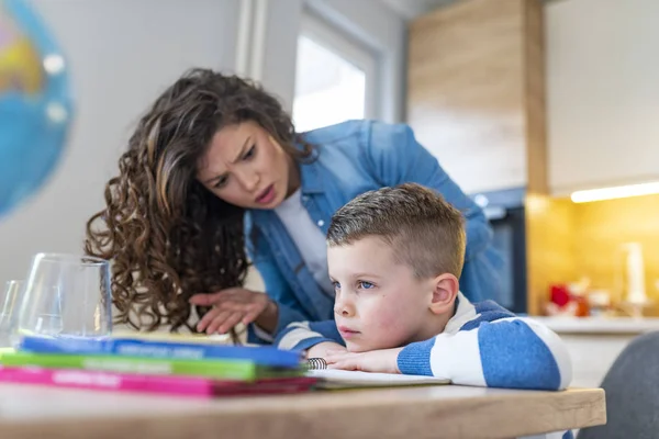 Madre Regañando Niño Por Mala Educación Tarea Casa — Foto de Stock