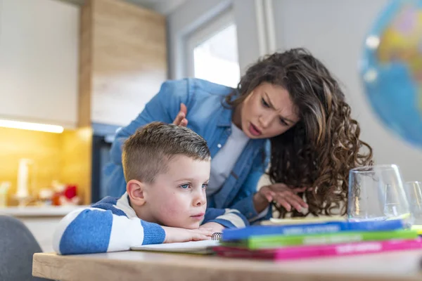 Madre Regañando Niño Por Mala Educación Tarea Casa — Foto de Stock