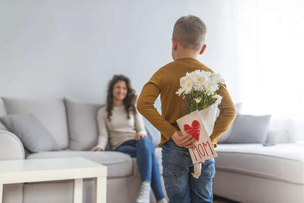 Bonito Menino Escondendo Presente Para Mãe Atrás Volta Quarto — Fotografia de Stock