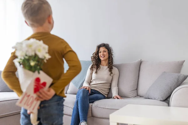 Mignon Petit Garçon Cachant Cadeau Pour Mère Derrière Dos Dans — Photo