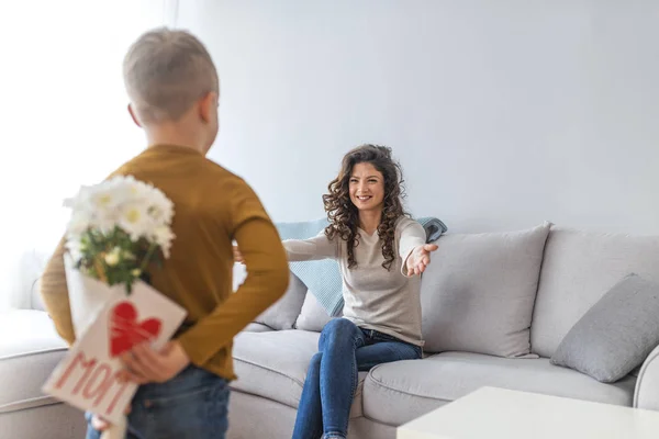 Schattige Kleine Jongen Verbergen Voor Moeder Achter Rug Kamer Aanwezig — Stockfoto