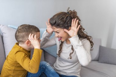 Anne ve oğlu yüzler çek. Anne ve oğlu komik surat. Anne ve oğlu bir surat.