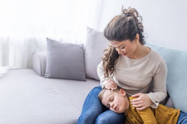 Tur bir anne kanepede uyuyan sevimli oğlu