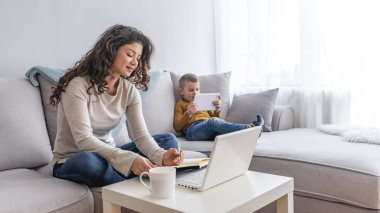 Anne oğlu tablet kanepe üzerinde kullanma süre evde laptop çalışma