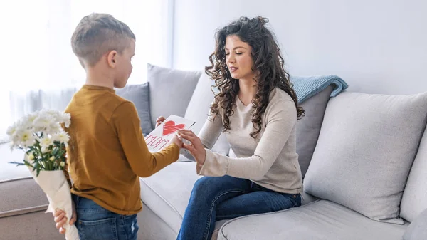 Ragazzino Congratularsi Con Mamma Dare Cartolina — Foto Stock