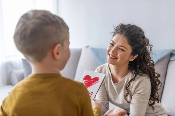 Mały Chłopiec Gratulując Mama Dając Pocztówka — Zdjęcie stockowe