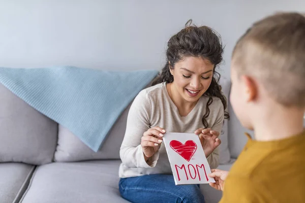 Mały Chłopiec Gratulując Mama Dając Pocztówka — Zdjęcie stockowe