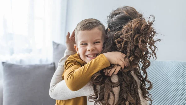 Moeder Lachende Jongen Knuffelen Plezier Samen Sofa — Stockfoto