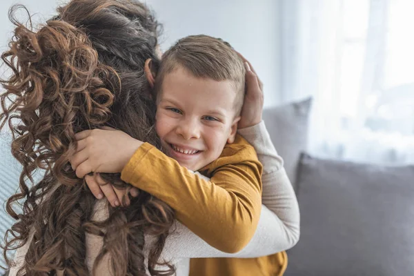 Mor Och Leende Pojke Kramar Att Kul Tillsammans Soffan — Stockfoto