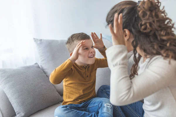 Mãe Filho Fazendo Caras Engraçadas Sofá Casa — Fotografia de Stock