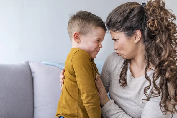 Madre Figlio Carino Rilassarsi Giocare Sul Divano Insieme — Foto Stock