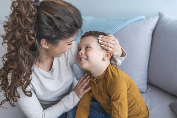 Madre Figlio Carino Rilassarsi Giocare Sul Divano Insieme — Foto Stock