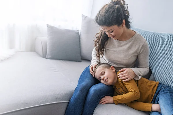 Anak Menggemaskan Tidur Pangkuan Ibu Sofa — Stok Foto