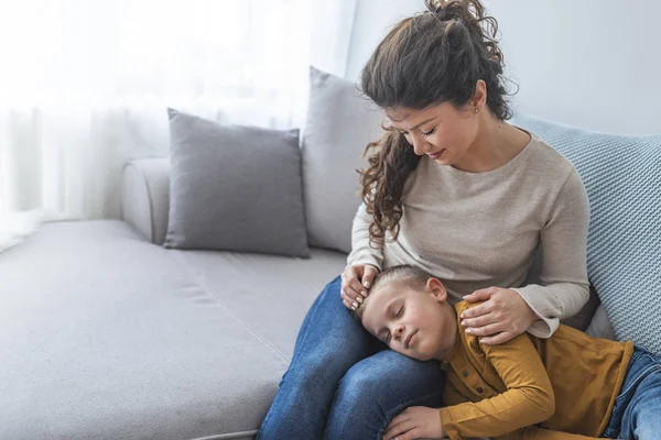 Adorabile Figlio Che Dorme Grembo Madre Sul Divano — Foto Stock