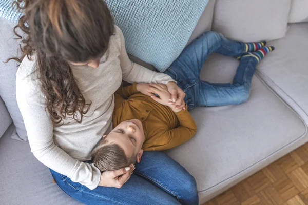 Adorabile Figlio Che Dorme Grembo Madre Sul Divano — Foto Stock