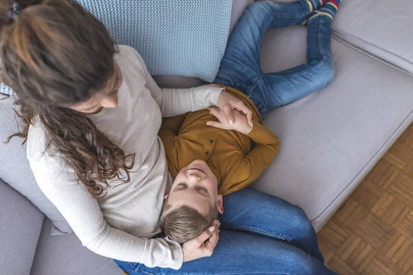 Adorable Hijo Durmiendo Regazo Madre Sofá —  Fotos de Stock