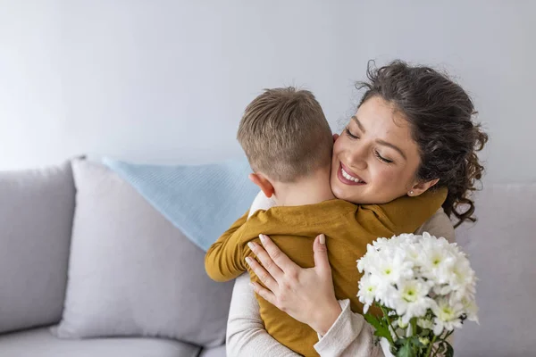 Madre Figlioletto Con Mazzo Fiori Abbracciati Sul Divano — Foto Stock