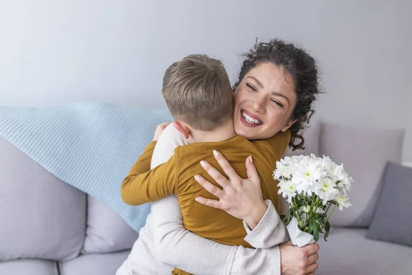 Moeder Zoontje Met Boeket Bloemen Knuffelen Bank — Stockfoto