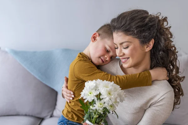 Moeder Zoontje Met Boeket Bloemen Knuffelen Bank — Stockfoto