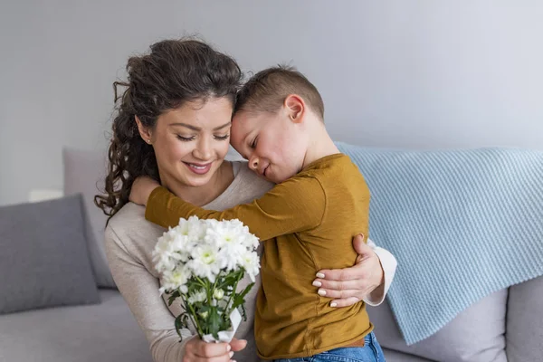 Moeder Zoontje Met Boeket Bloemen Knuffelen Bank — Stockfoto