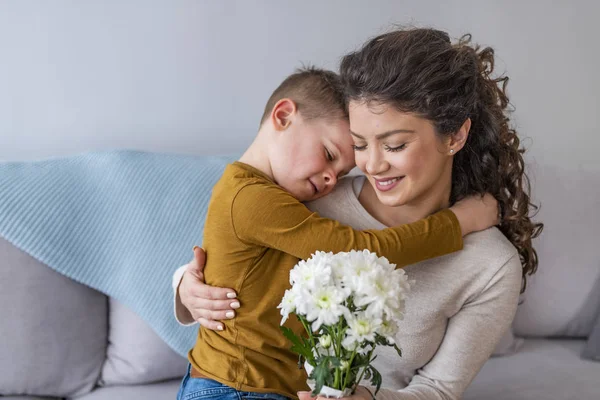 Madre Figlioletto Con Mazzo Fiori Abbracciati Sul Divano — Foto Stock