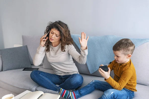 Multitasking Rušnou Matka Mluví Telefonu Malý Syn Hraje — Stock fotografie