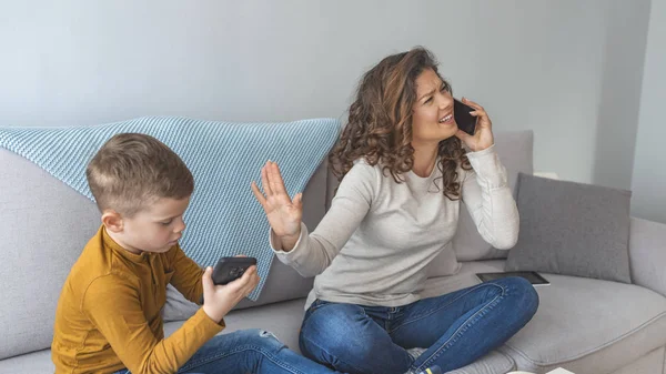 Multitasking Rušnou Matka Mluví Telefonu Malý Syn Hraje — Stock fotografie