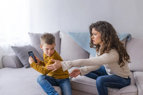 Madre Rimprovero Bambino Ragazzo Giocare Con Telefono Divano — Foto Stock