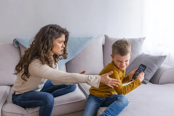 Moeder Scolding Kind Jongen Spelen Met Telefoon Bank — Stockfoto