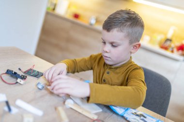 Robot araba ev inşa ederken konsantre çocuk