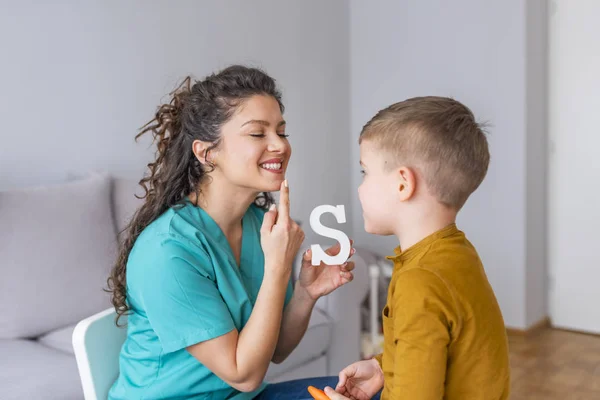 Terapeuta Del Habla Enseñando Niño Diciendo Letra — Foto de Stock