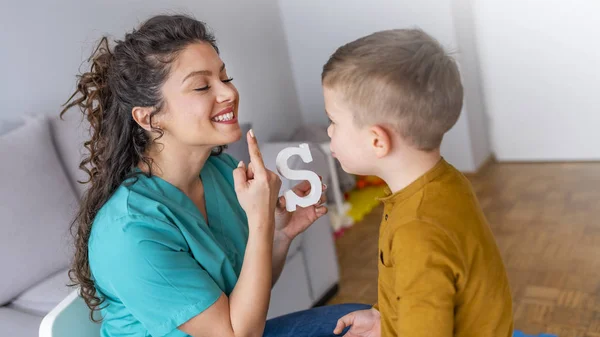 Terapeuta Del Habla Enseñando Niño Diciendo Letra — Foto de Stock