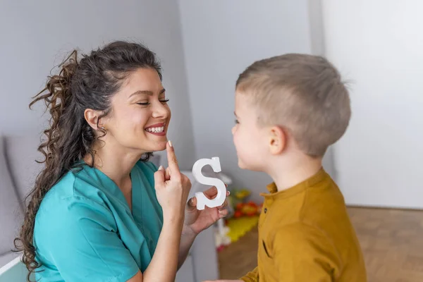 Terapeuta Del Habla Enseñando Niño Diciendo Letra — Foto de Stock